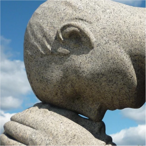 Gros plan le visage de deux statues front à front
