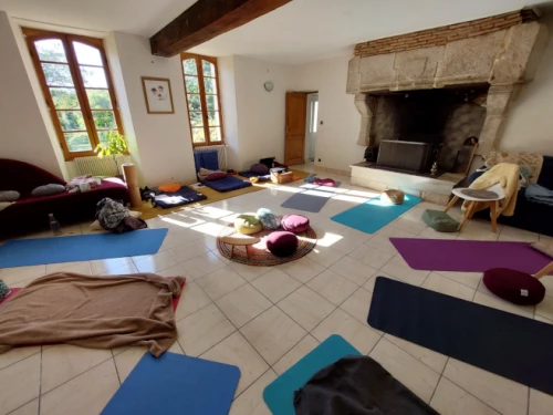 Salle de méditation avec coussins et tapis